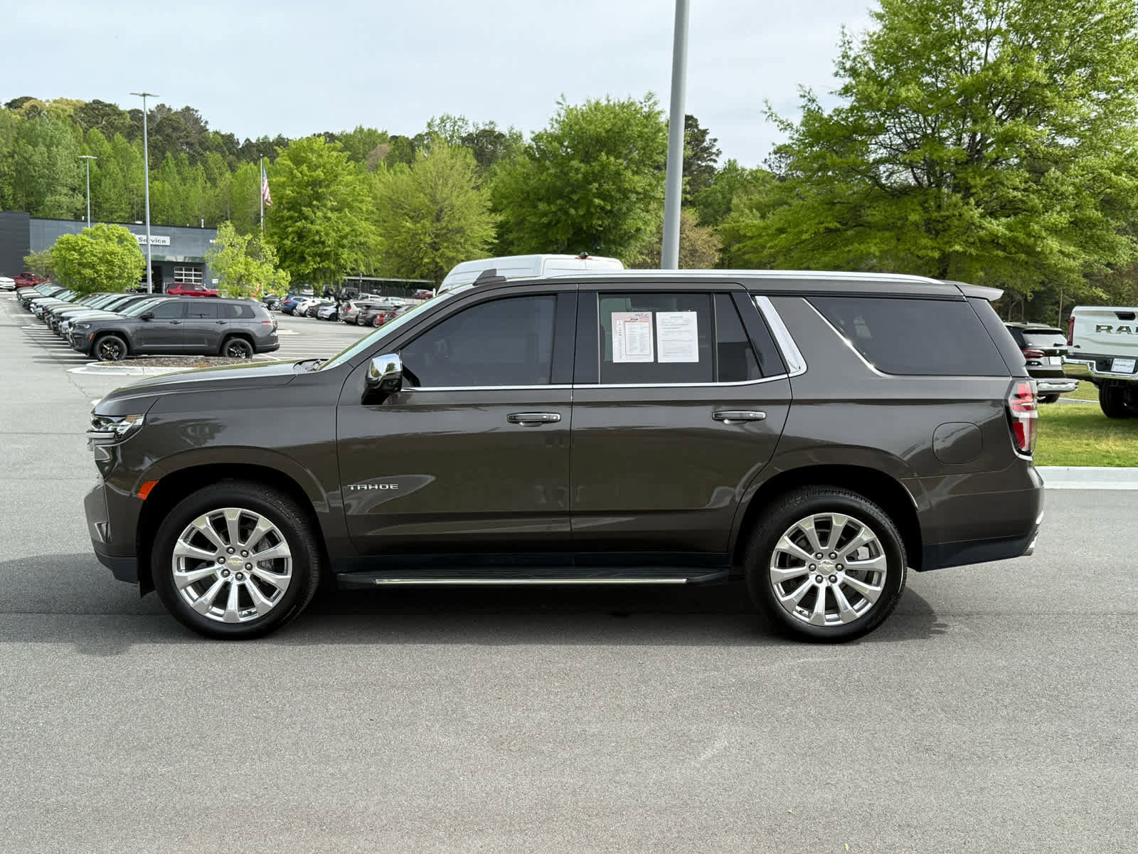 Used 2021 Chevrolet Tahoe Premier w/ Premium Package AWD/4WD image 2