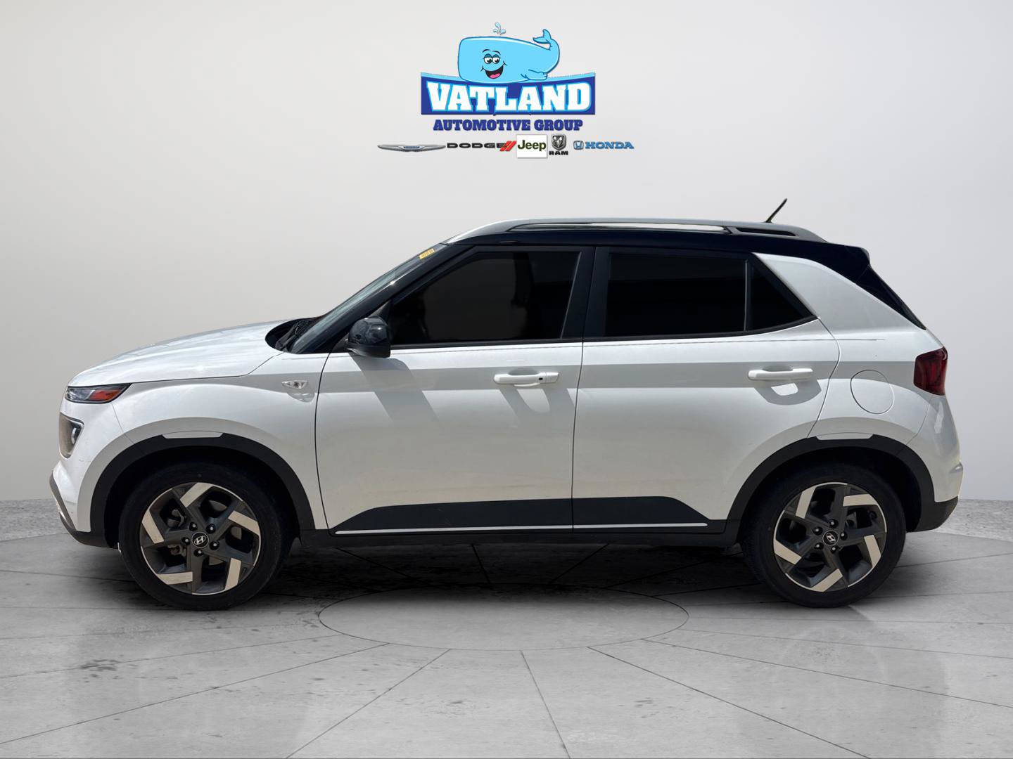 Used 2023 Hyundai Venue Limited FWD image 5