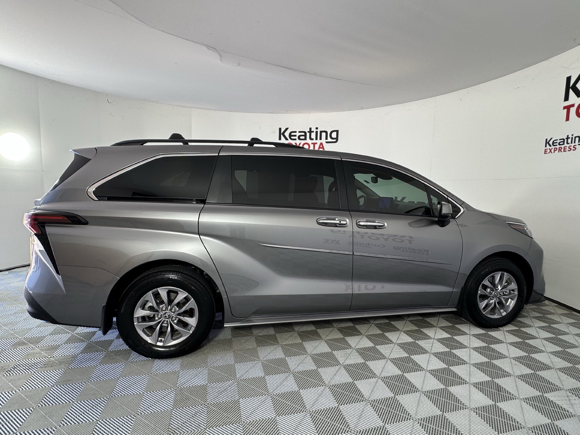 Certified 2026 Toyota Sienna XLE FWD image 5