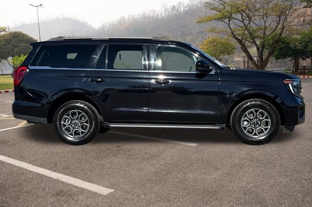 Used 2025 Ford Expedition Active AWD/4WD image 3