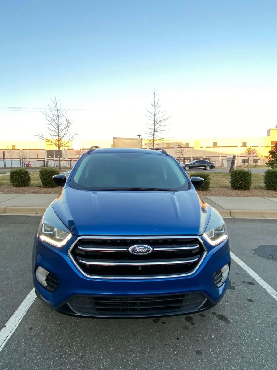 Used 2017 Ford Escape SE w/ SE Sport Appearance Package image 2