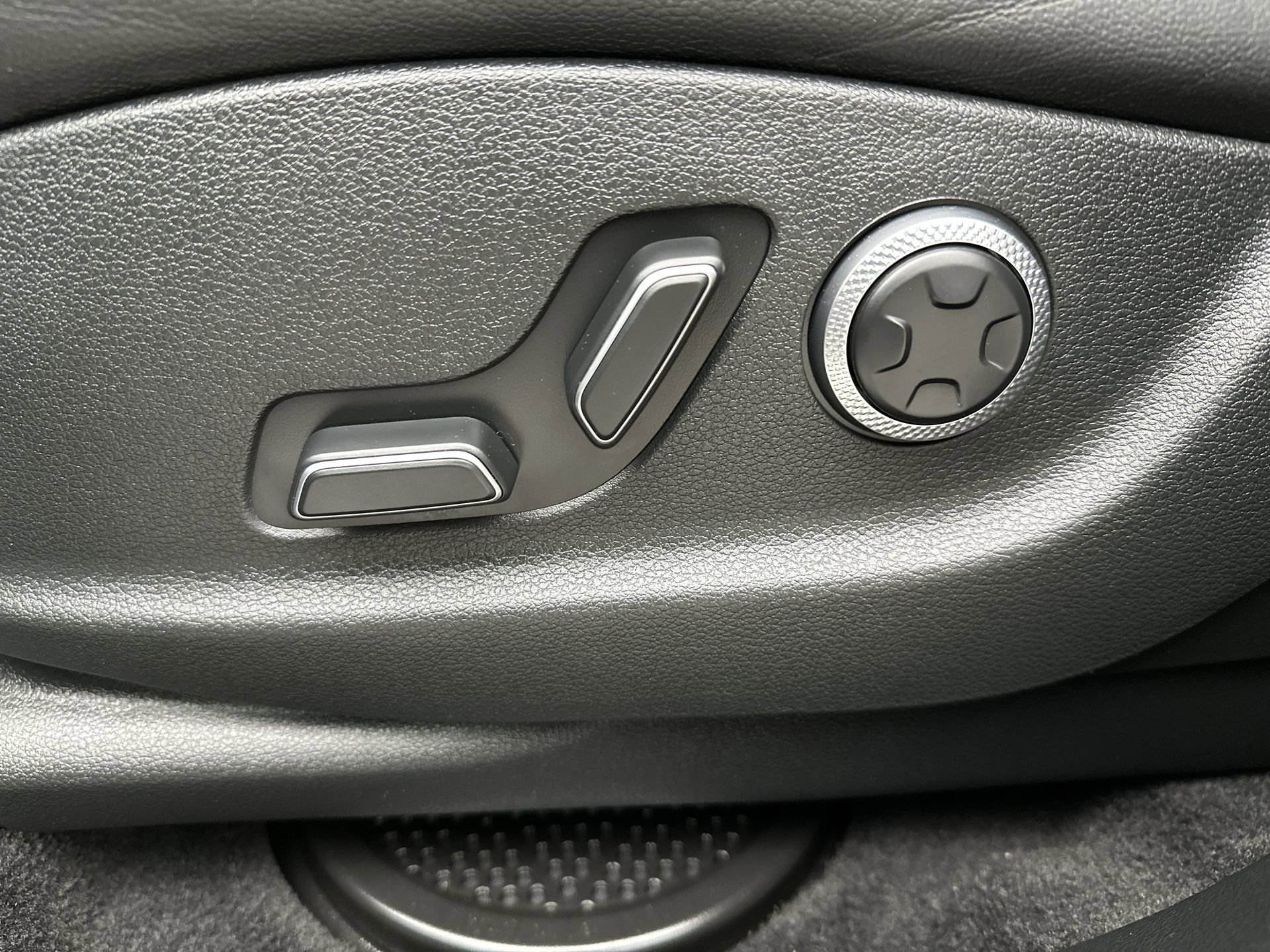 Certified 2025 Genesis GV80 2.5T Select AWD/4WD image 12