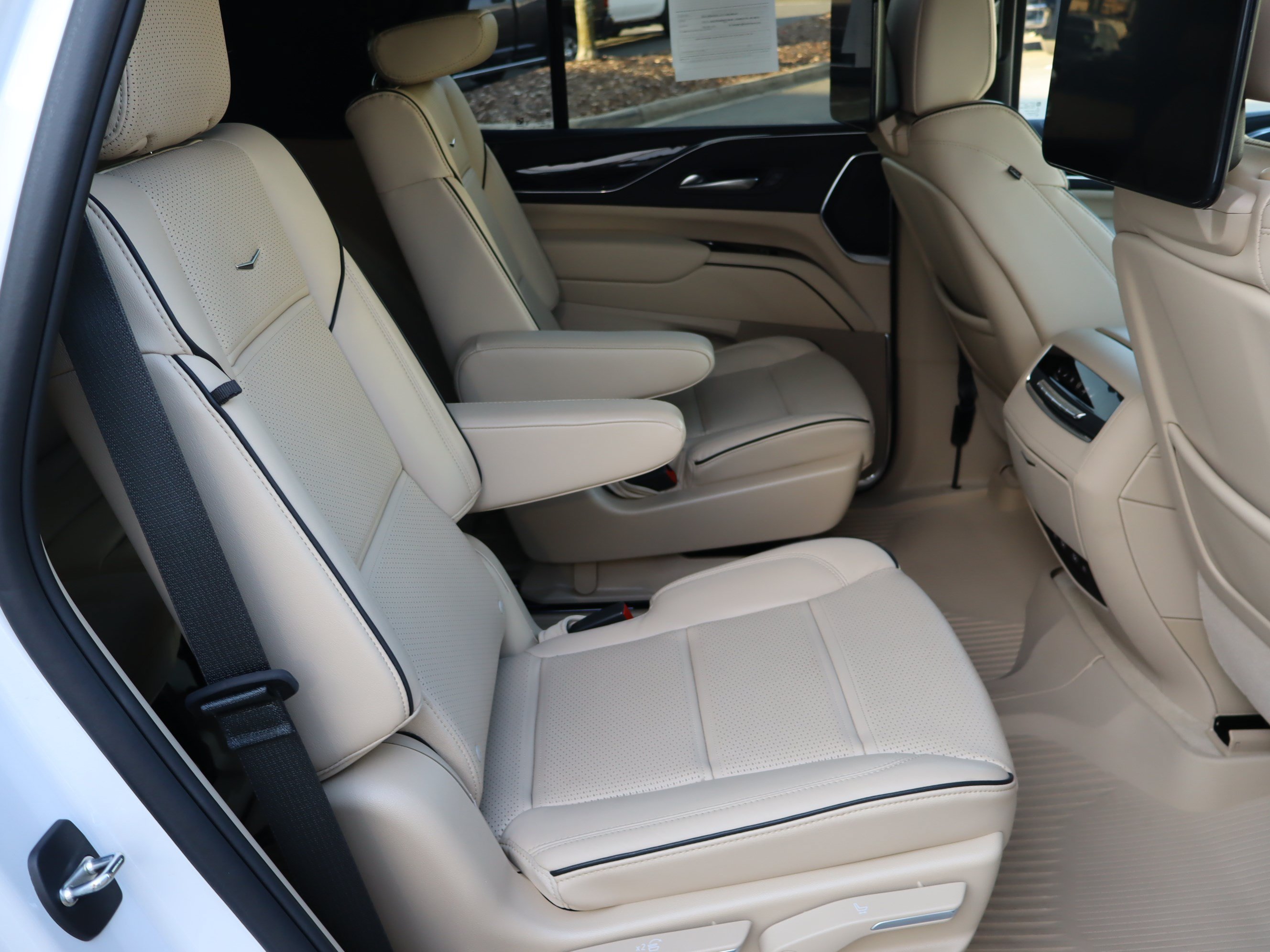 Used 2023 Cadillac Escalade Premium Luxury w/ Performance Package AWD/4WD image 40