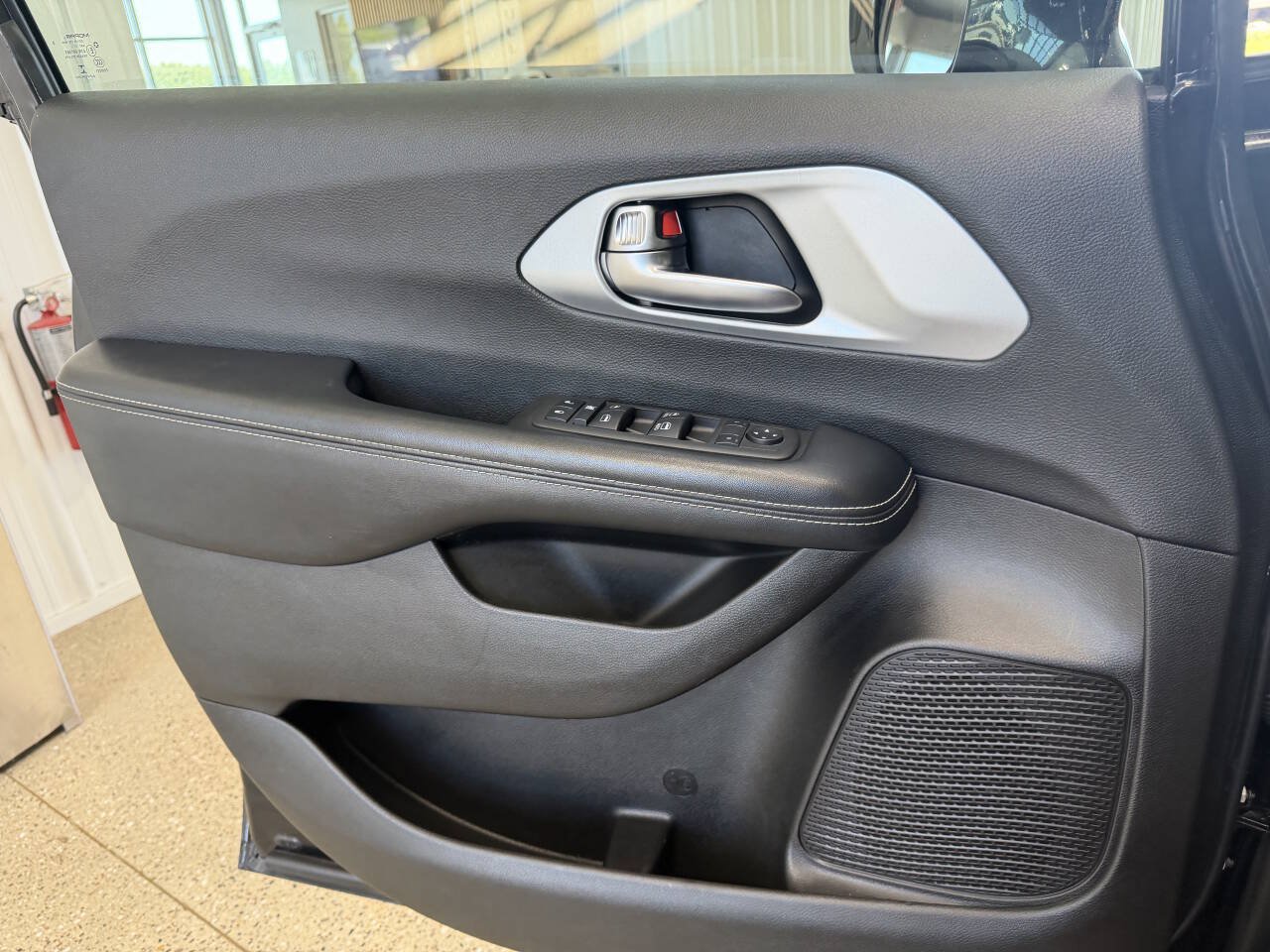 Used 2022 Chrysler Pacifica Touring FWD image 19