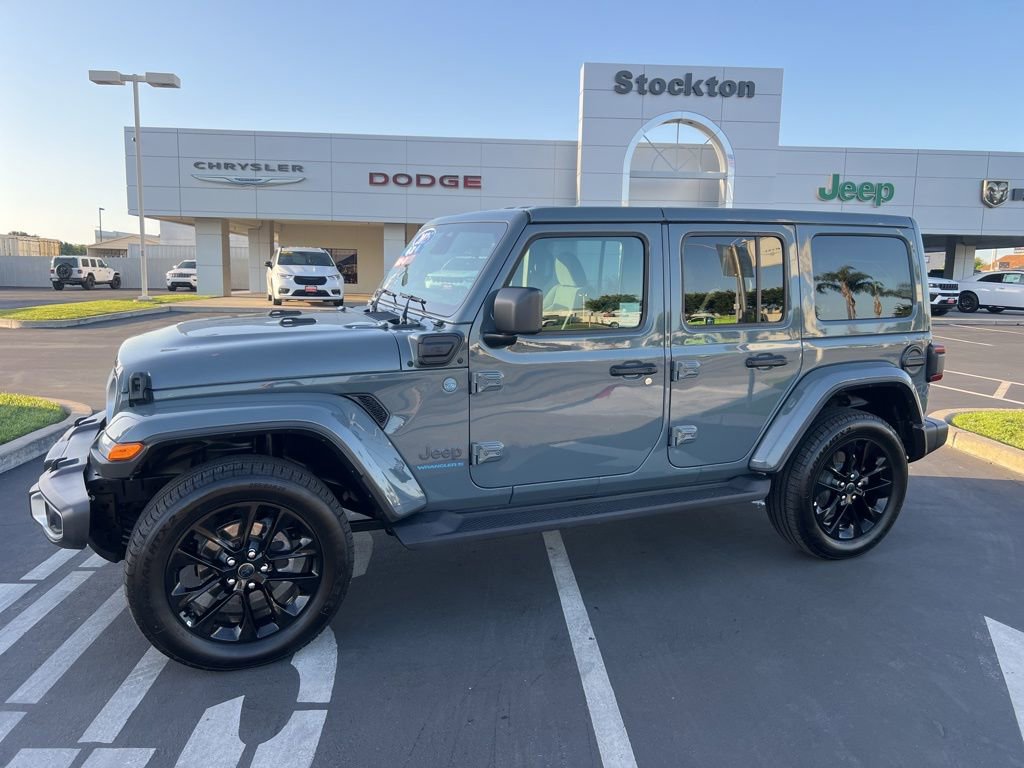 Used 2025 Jeep Wrangler Unlimited Sahara AWD/4WD image 3