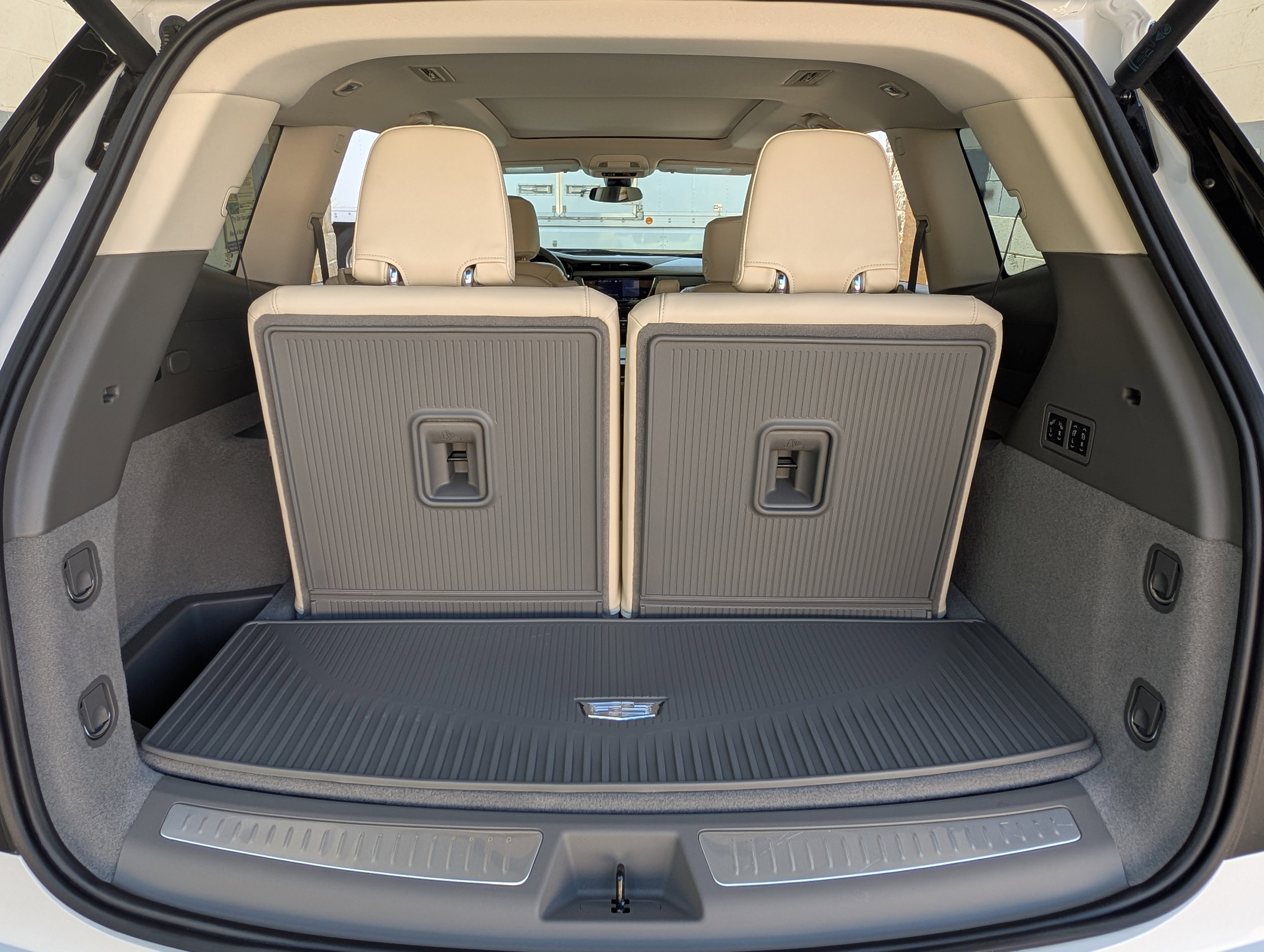 Used 2025 Cadillac XT6 Premium Luxury FWD image 18