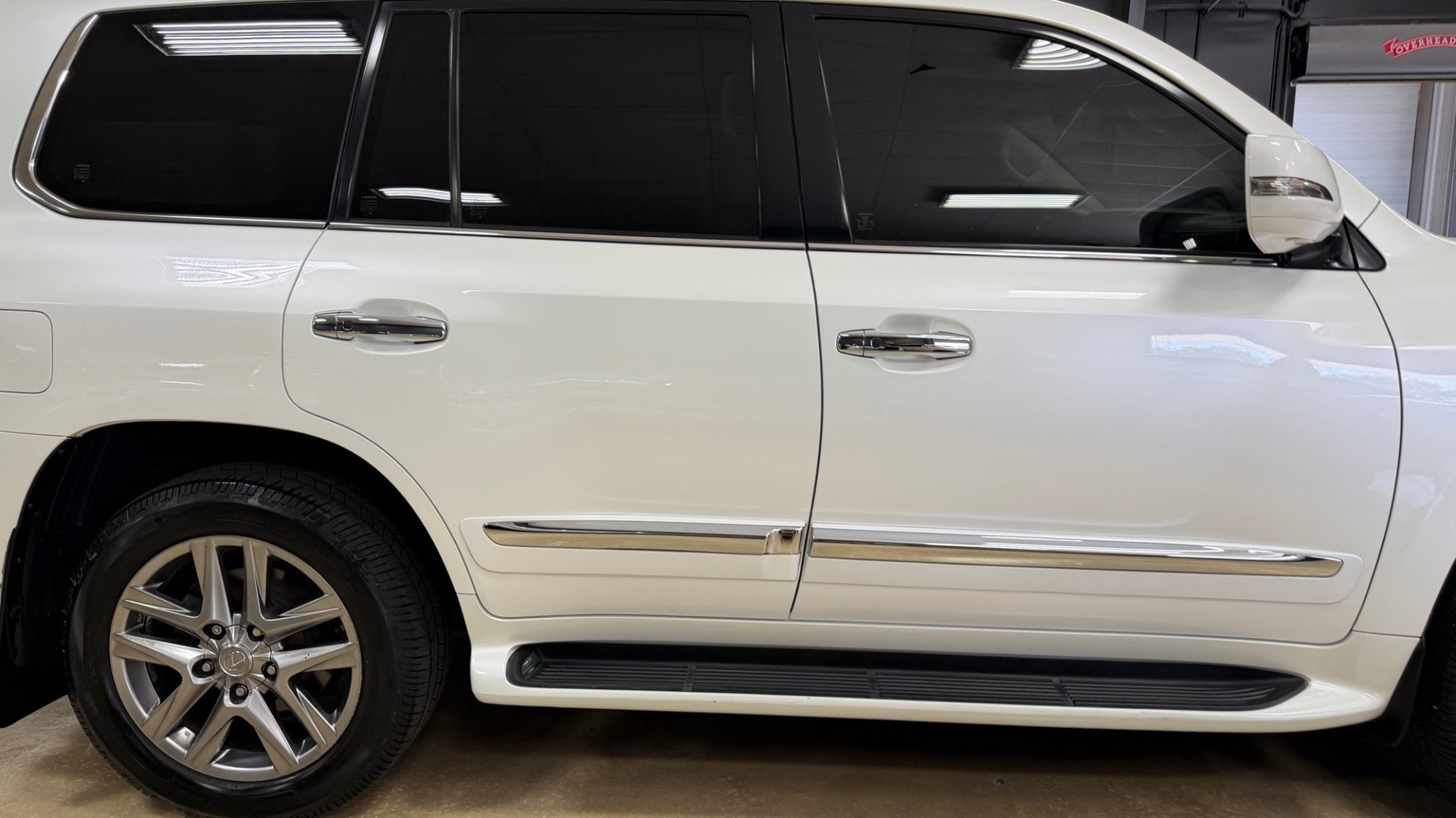Used 2013 Lexus LX 570 4WD w/ Luxury Pkg w/Pre-crash image 13