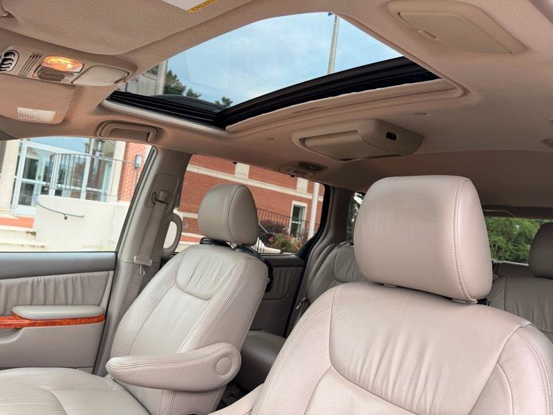 Used 2010 Toyota Sienna FWD image 12