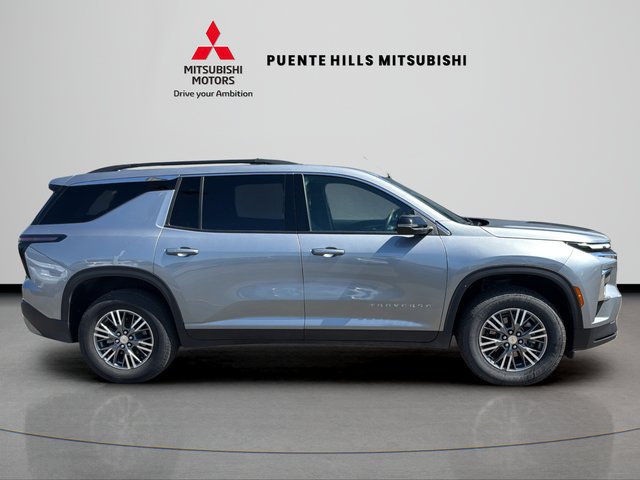 Used 2025 Chevrolet Traverse LT FWD image 4