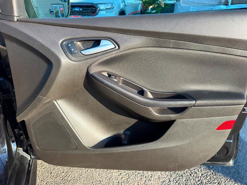 Used 2016 Ford Focus SE w/ SE Sport Package FWD image 20