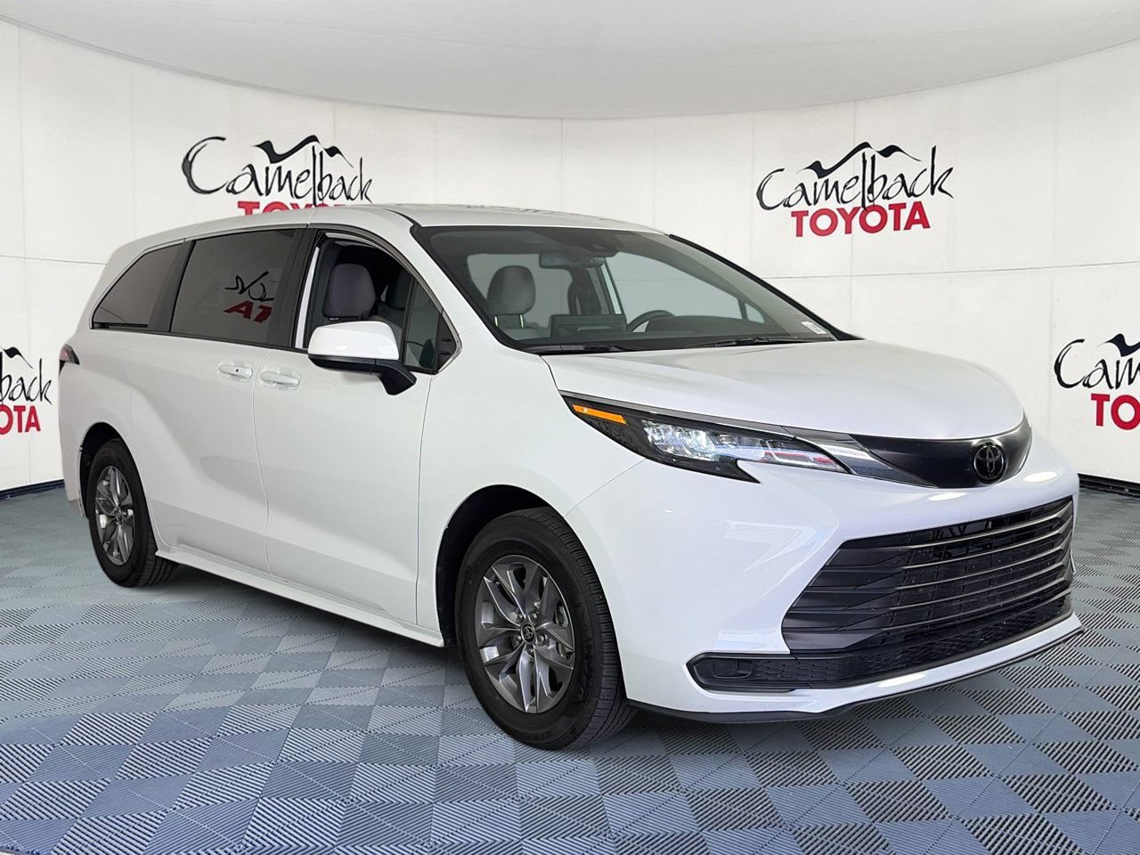 Used 2026 Toyota Sienna LE FWD image 3