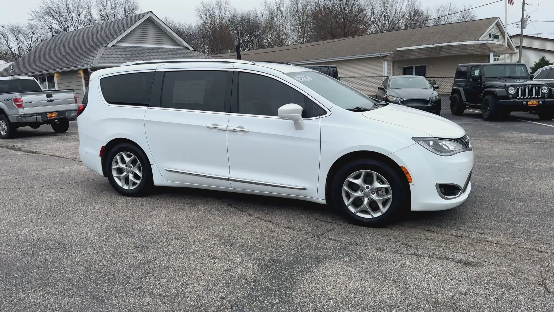 Used 2018 Chrysler Pacifica Touring-L Plus w/ Advanced Safetytec Group image 2