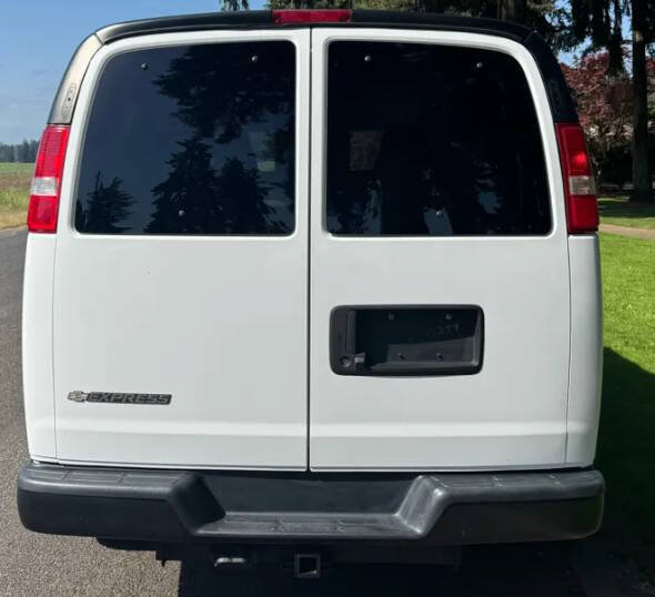 Used 2018 Chevrolet Express 2500 LS w/ Driver Convenience Package RWD image 4