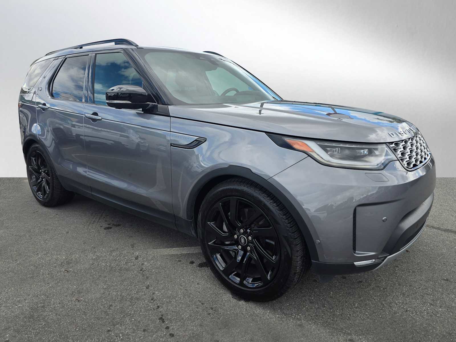 Used 2025 Land Rover Discovery S image 7