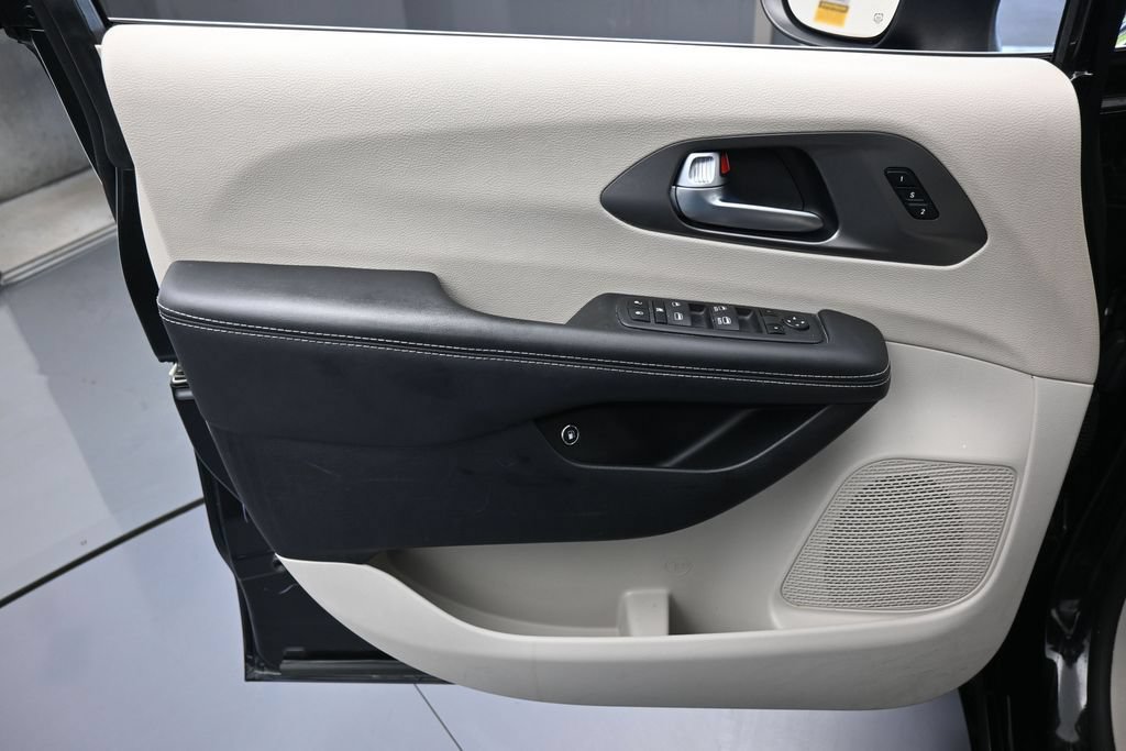 Used 2023 Chrysler Pacifica Touring-L FWD image 13