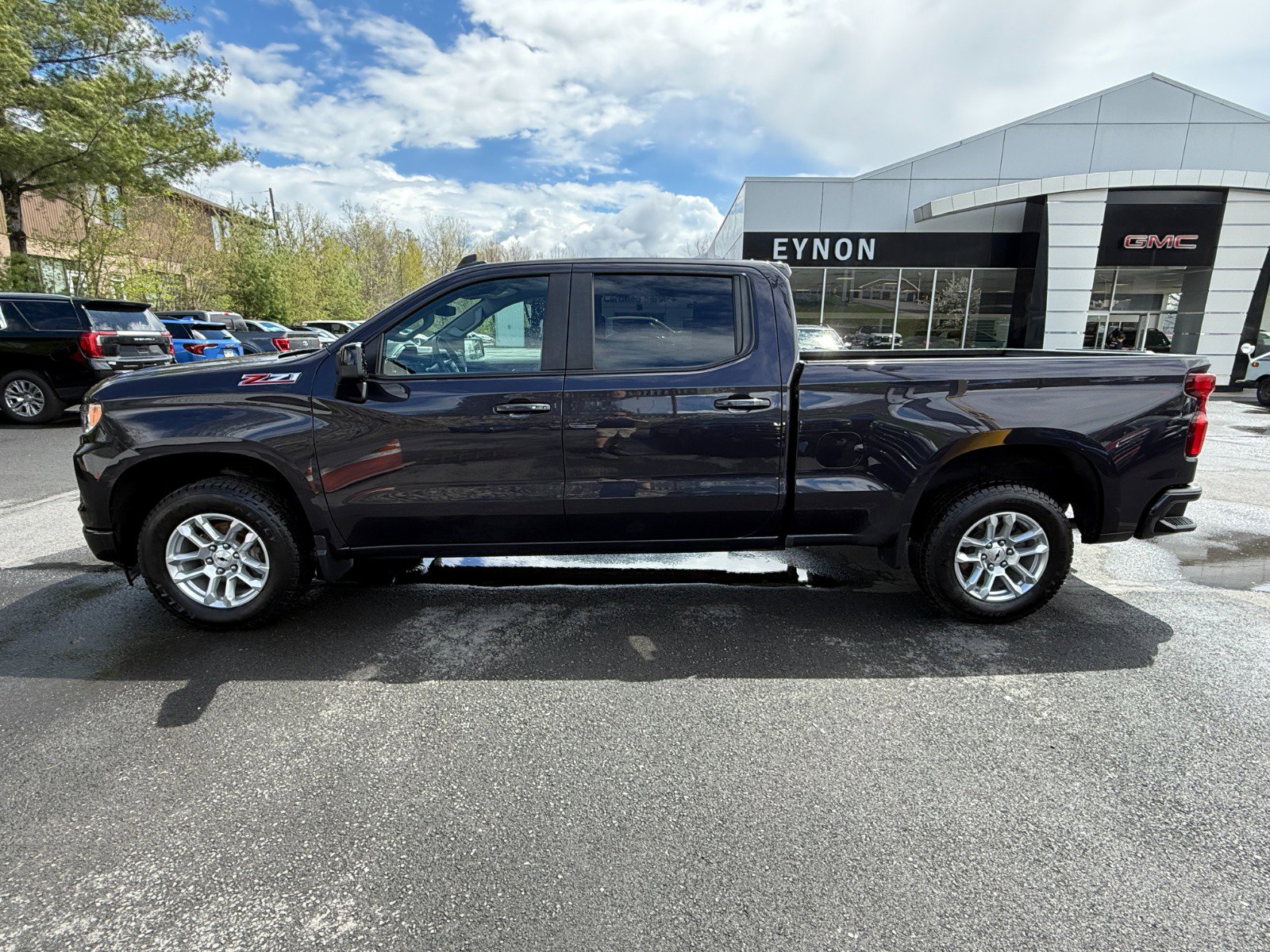 Used 2023 Chevrolet Silverado 1500 RST AWD/4WD image 2