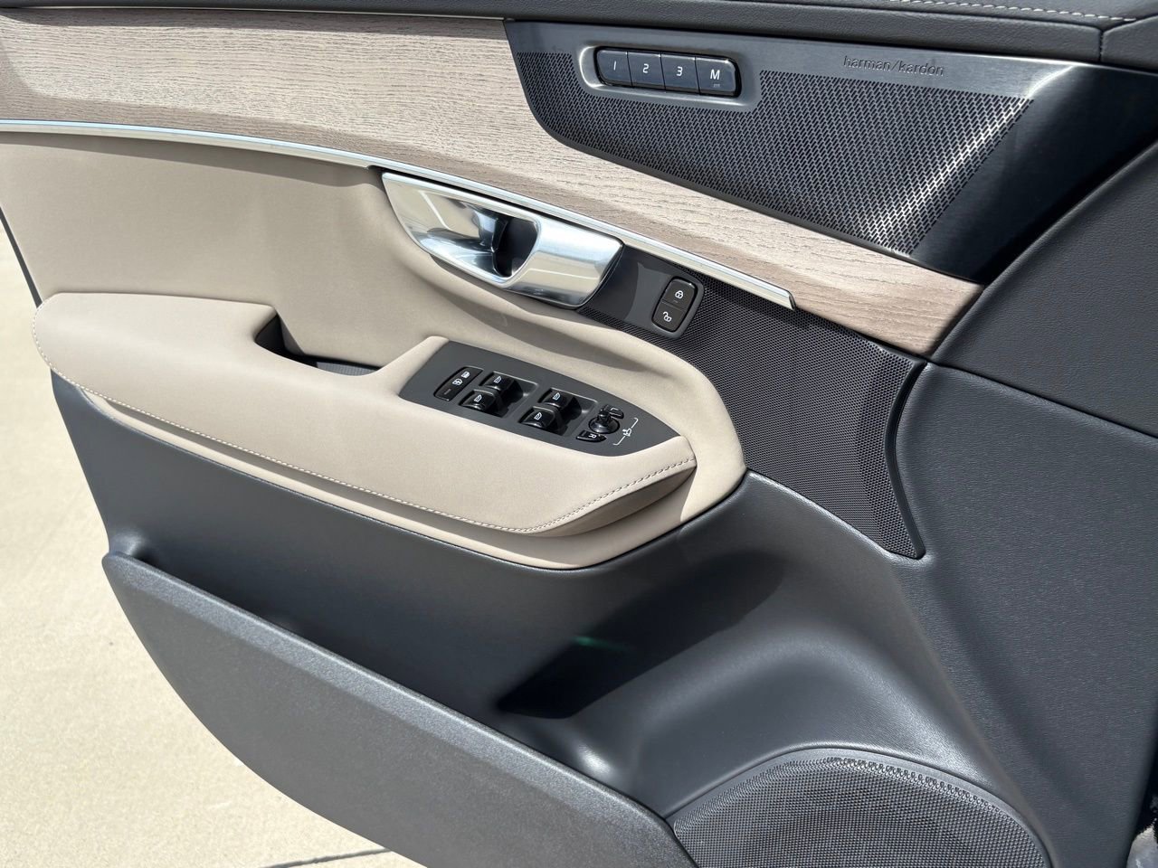New 2026 Volvo XC90 T8 Ultra w/ Lounge Package image 16