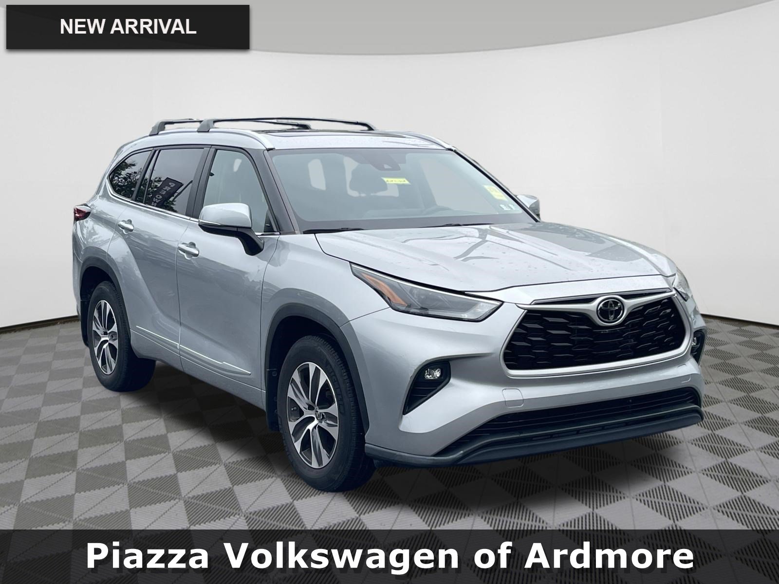 Used 2023 Toyota Highlander XLE FWD image 1