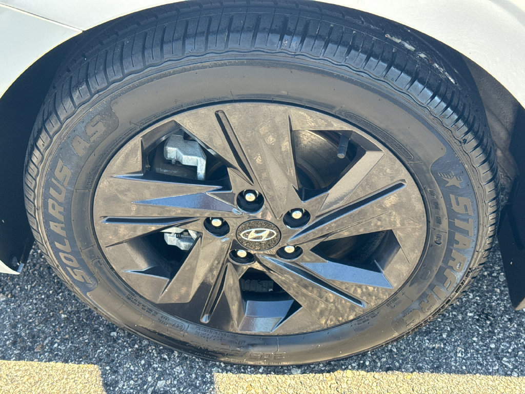 Used 2022 Hyundai Elantra SEL w/ Convenience Package FWD image 4