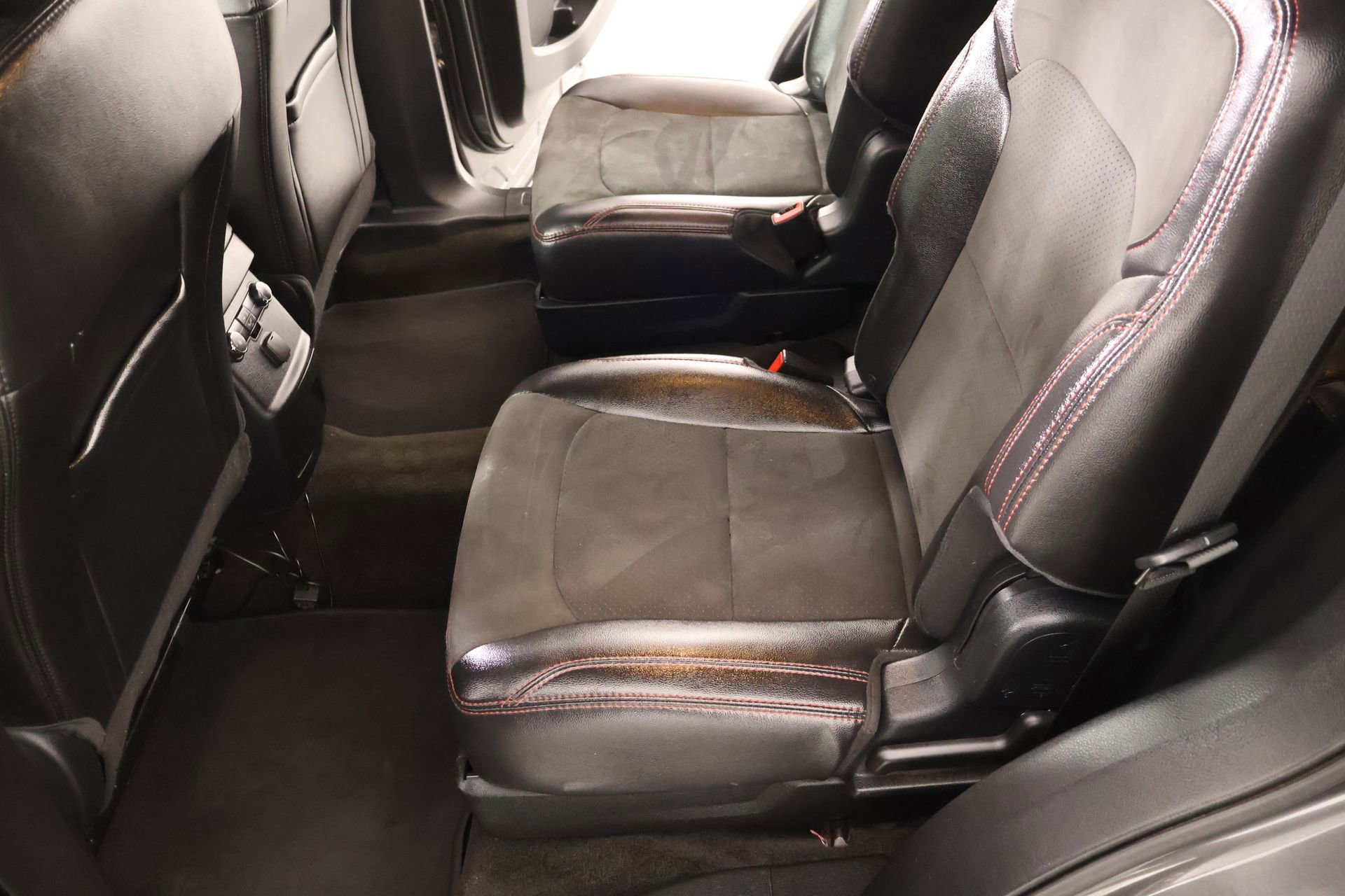 Used 2018 Ford Explorer XLT w/ Equipment Group 202A FWD image 13