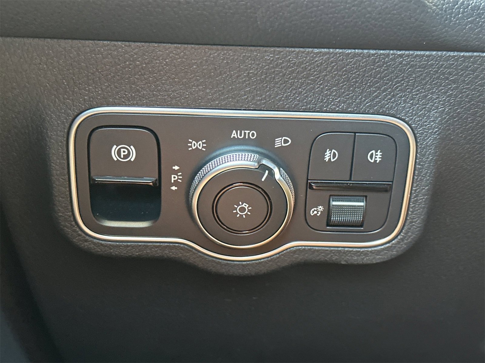 New 2025 Mercedes-Benz GLB 250 4MATIC image 29