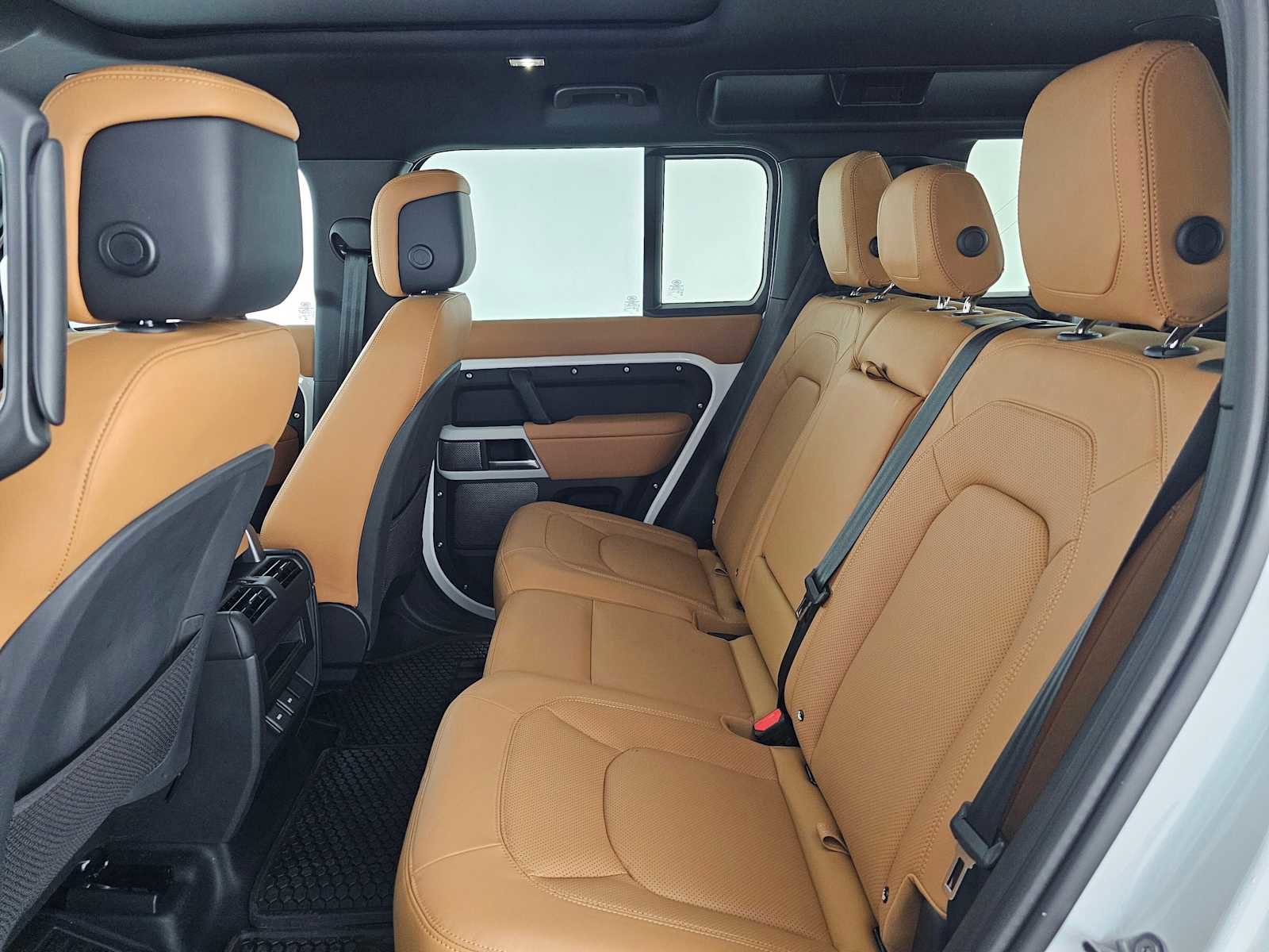 Used 2024 Land Rover Defender 110 SE image 16