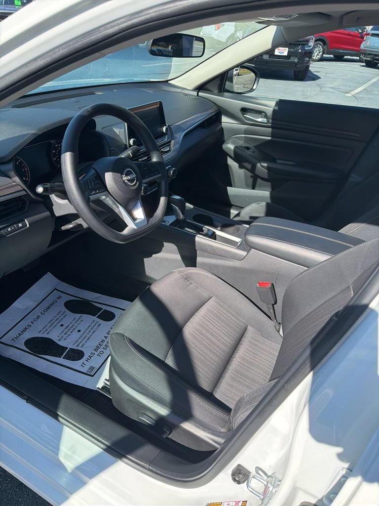 Used 2025 Nissan Altima 2.5 SV FWD image 10