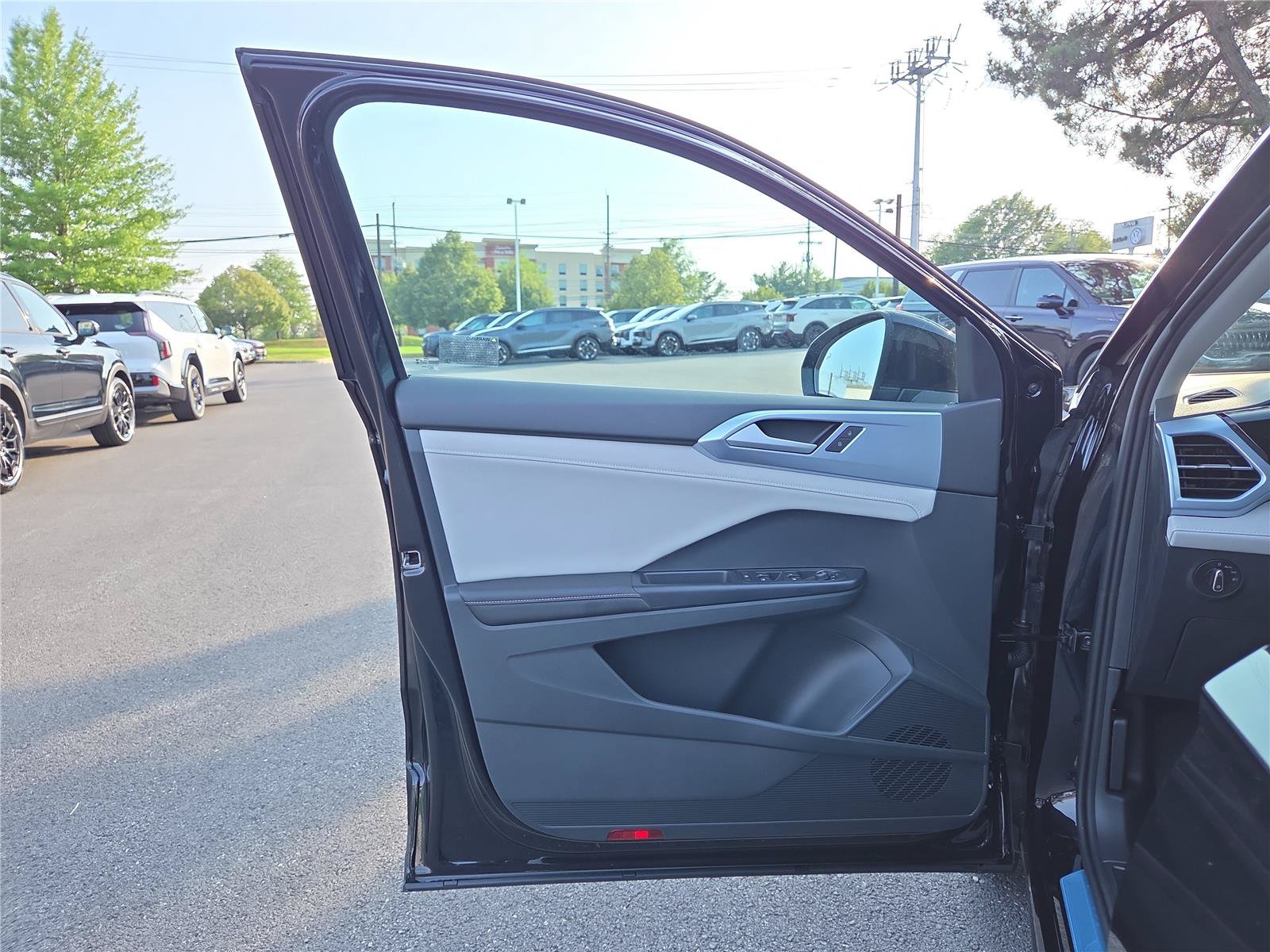 New 2026 Volkswagen Taos SE w/ Panoramic Sunroof Package FWD image 12