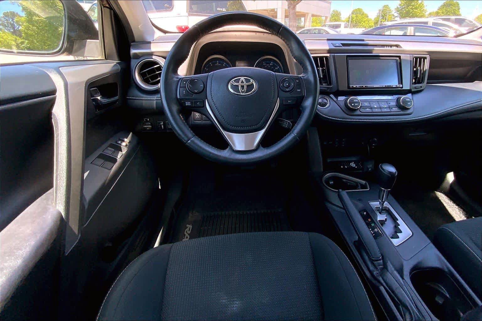 Used 2018 Toyota RAV4 XLE AWD/4WD image 6