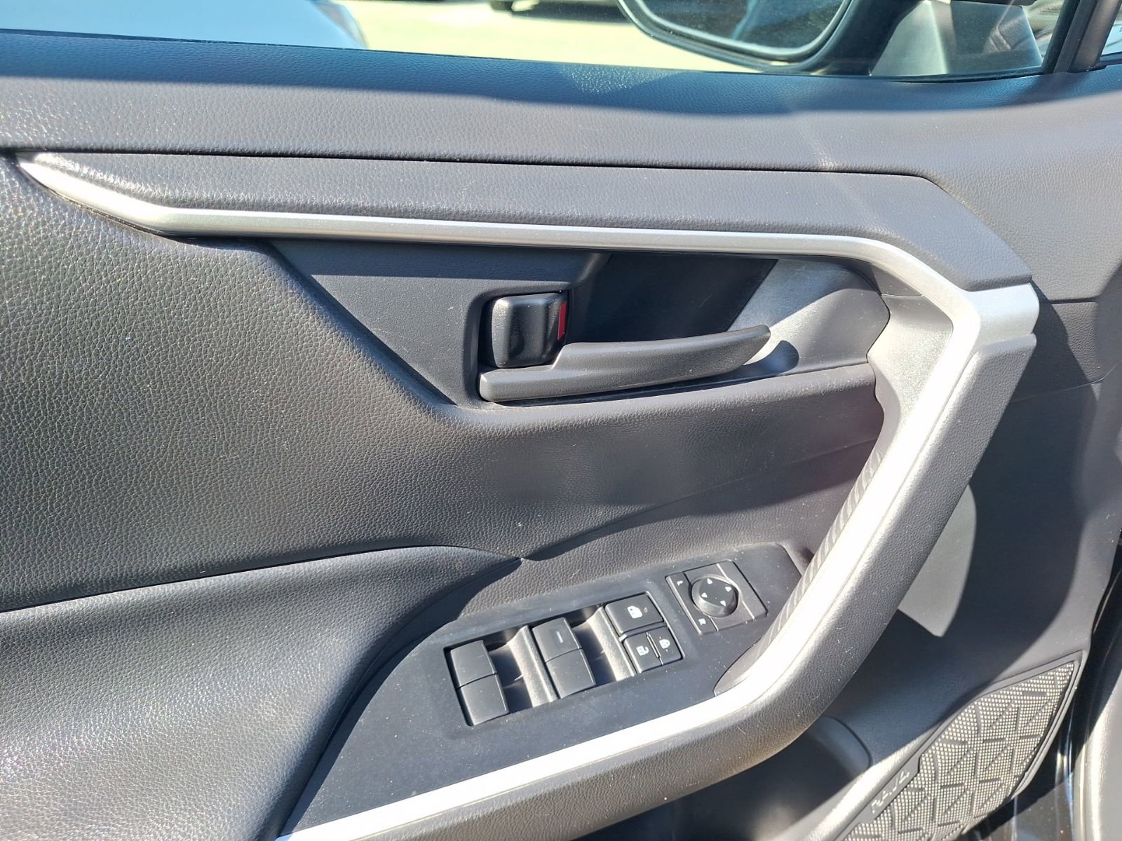 Used 2020 Toyota RAV4 LE image 17