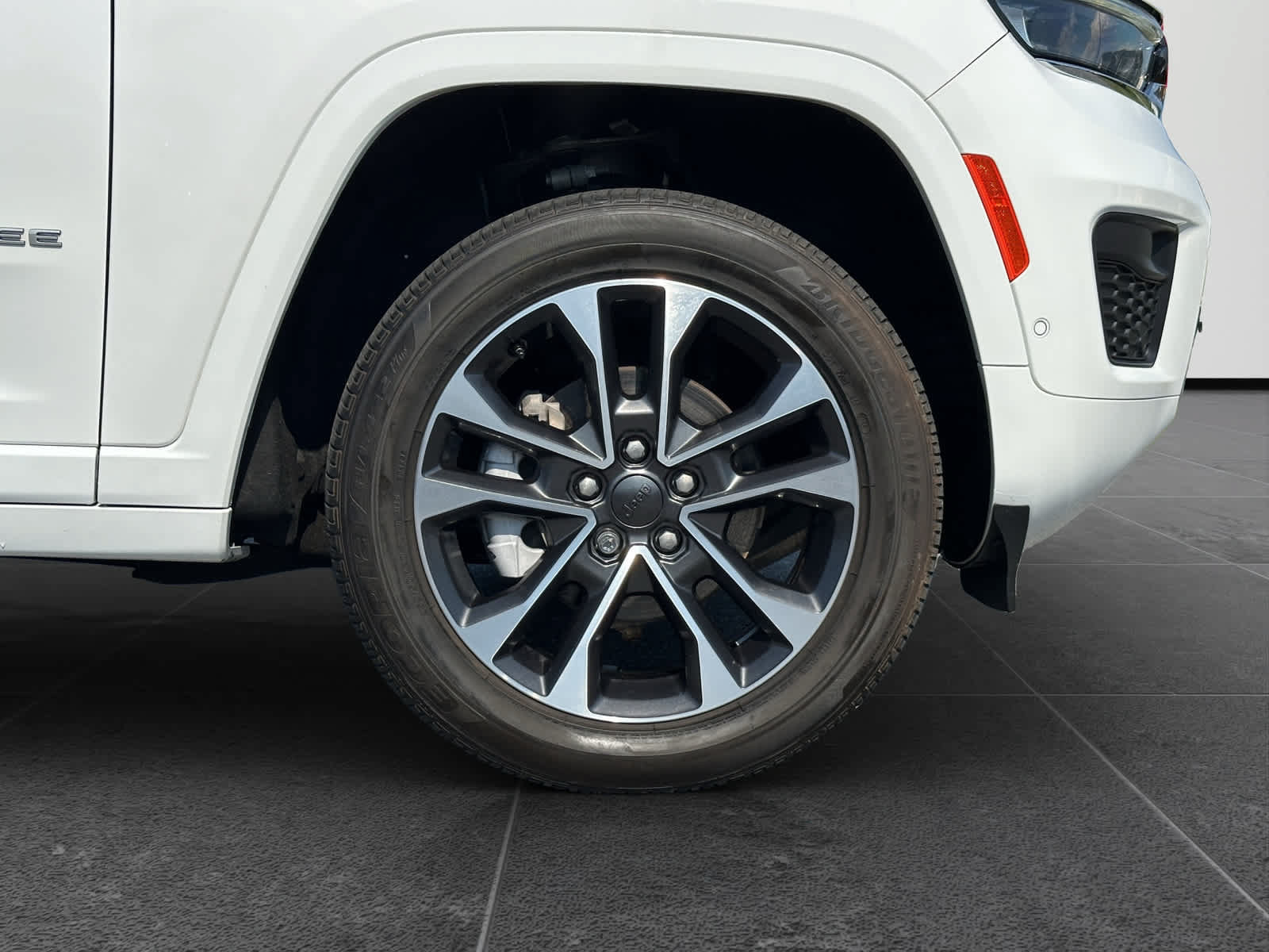 Used 2024 Jeep Grand Cherokee Overland AWD/4WD image 8