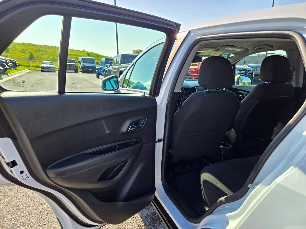 Used 2020 Chevrolet Trax LS AWD/4WD image 25