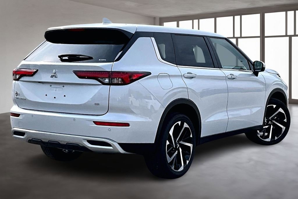 Used 2023 Mitsubishi Outlander SE image 3