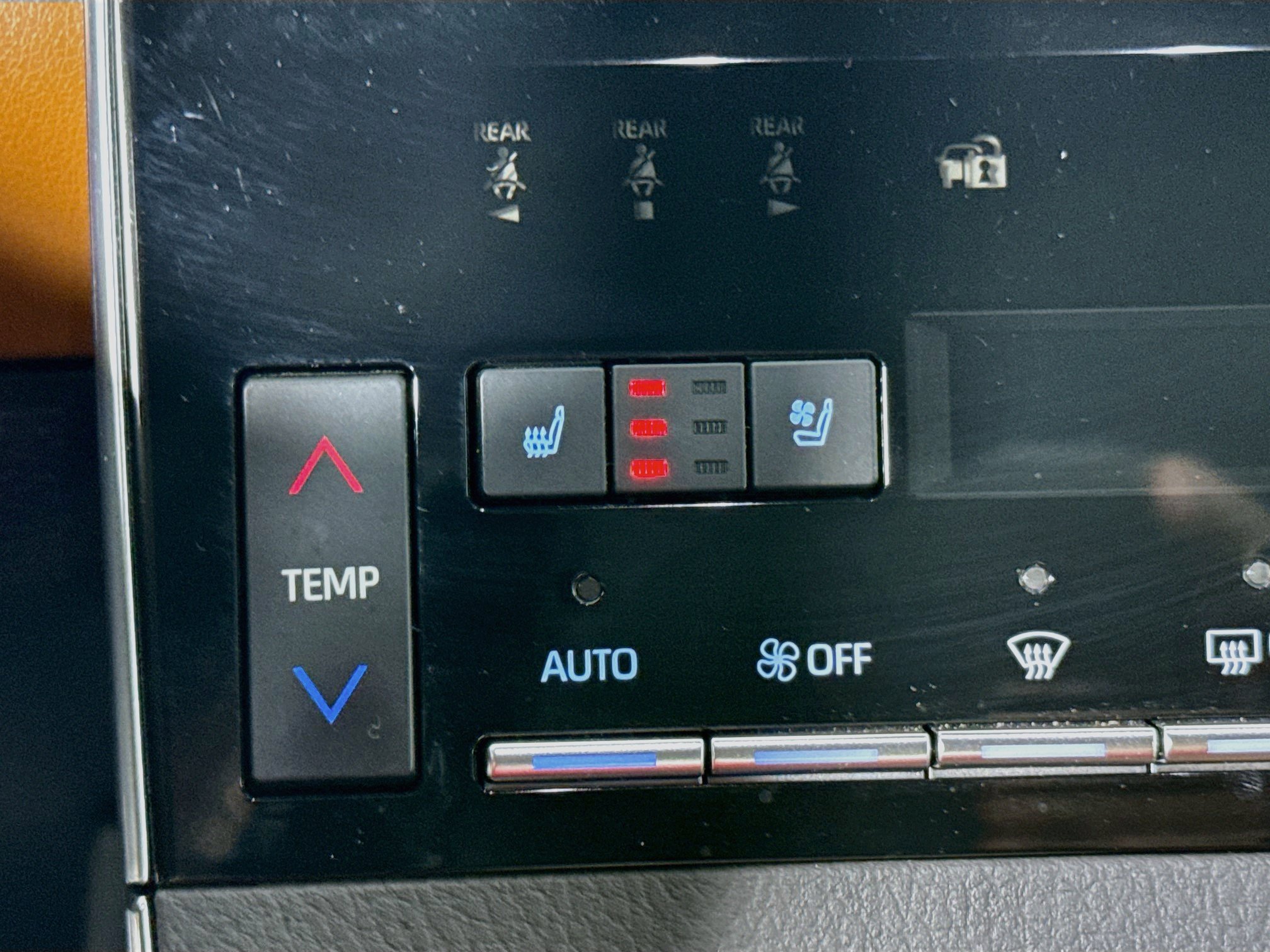 Certified 2019 Toyota Avalon Limited w/ Advanced Safety Package FWD image 19