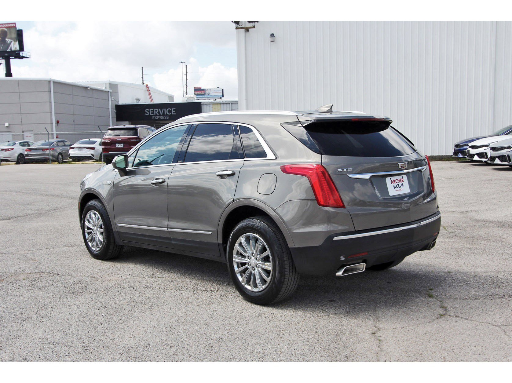 Used 2017 Cadillac XT5 Luxury w/ Driver Awareness Package image 5
