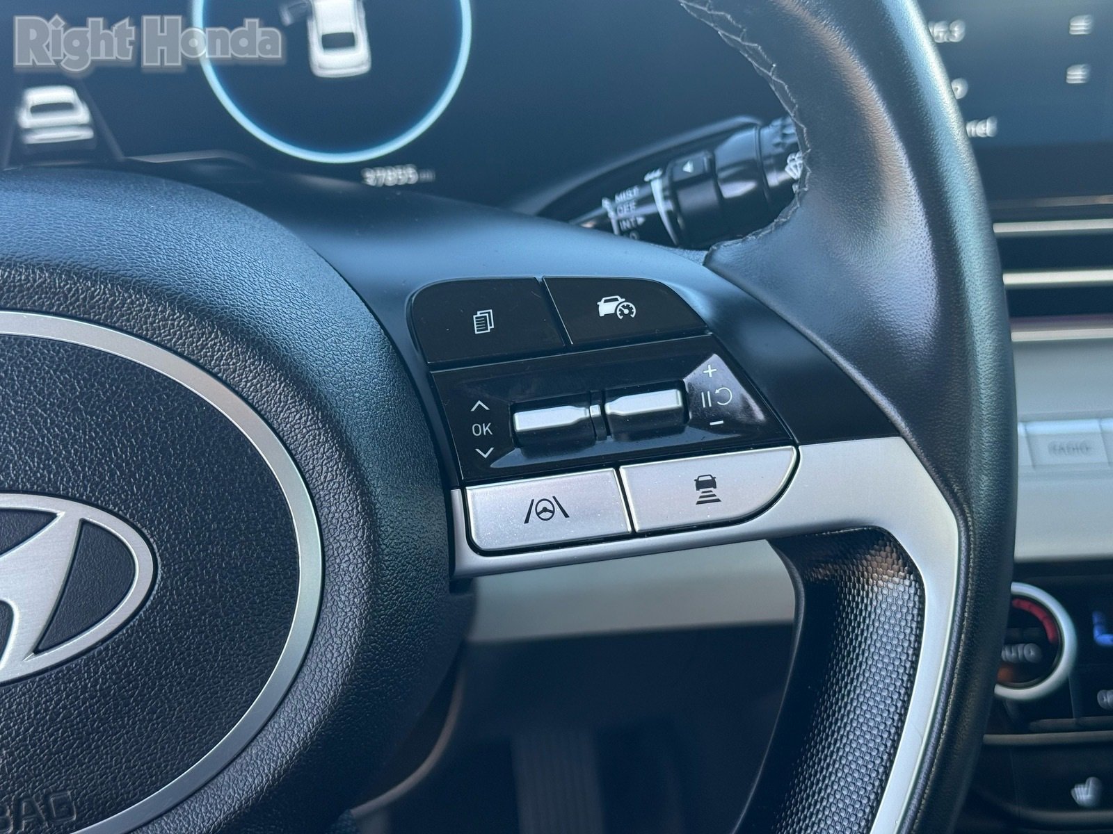 Used 2024 Hyundai Elantra Limited image 17