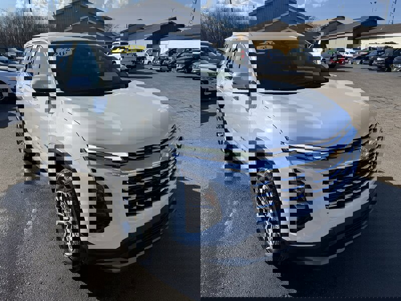 Used 2025 Chevrolet Equinox LT w/ Safety and Technology Package image 4