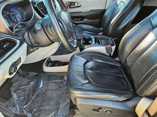 Used 2017 Chrysler Pacifica Touring-L image 15
