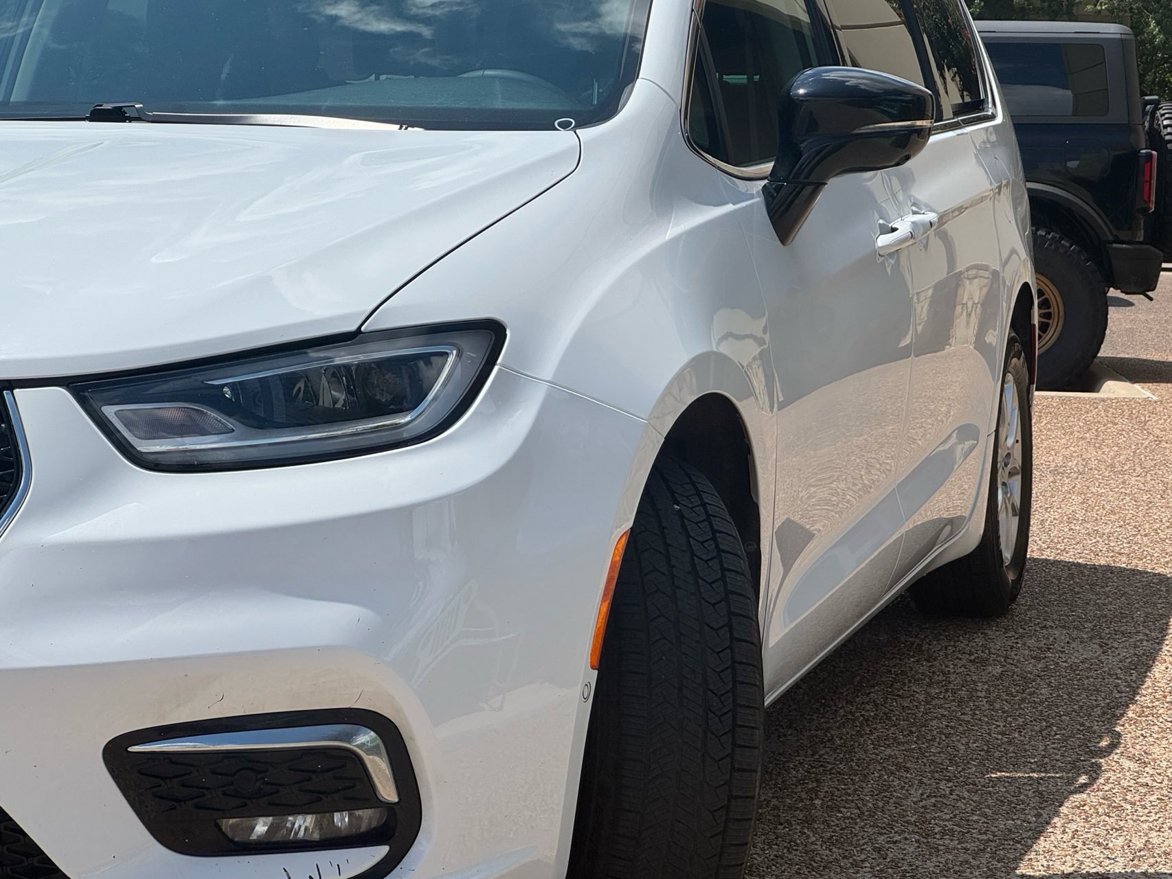 Used 2024 Chrysler Pacifica Touring-L FWD image 3