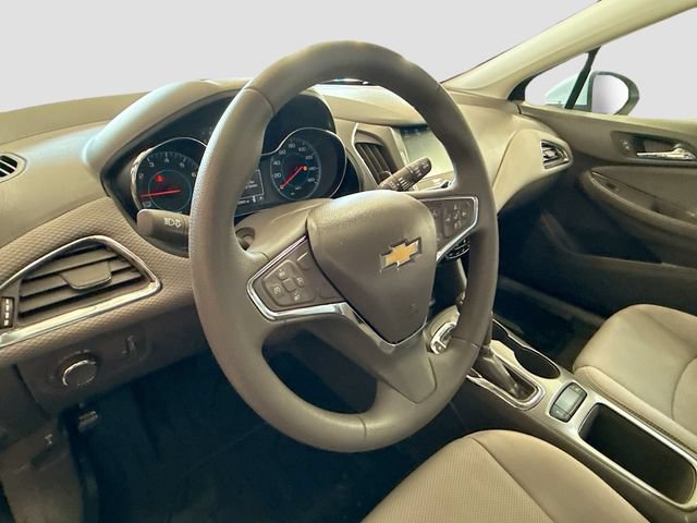 Used 2018 Chevrolet Cruze LT w/ Convenience Package FWD image 11