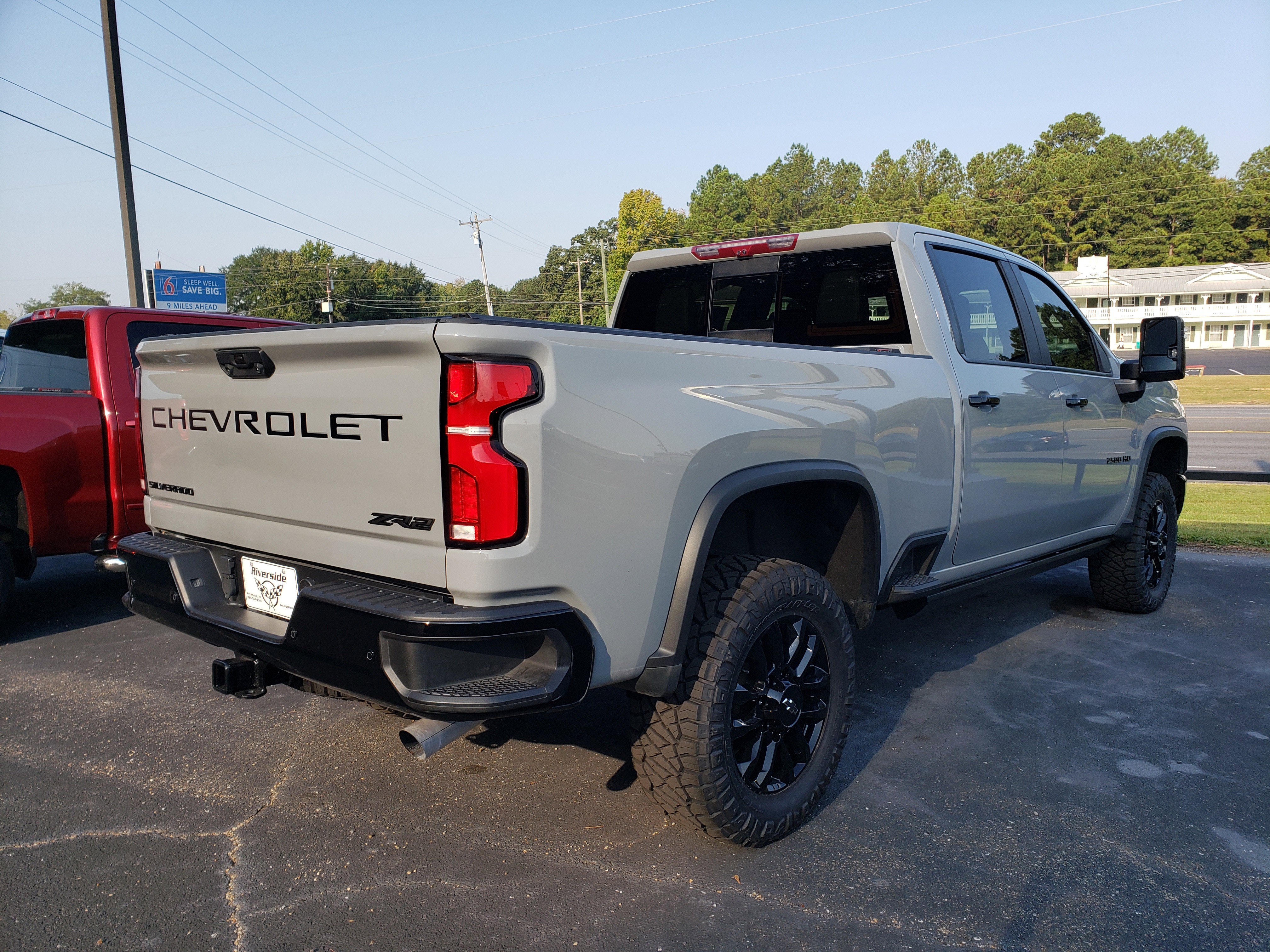 Used 2024 Chevrolet Silverado 2500 ZR2 w/ Technology Package image 40