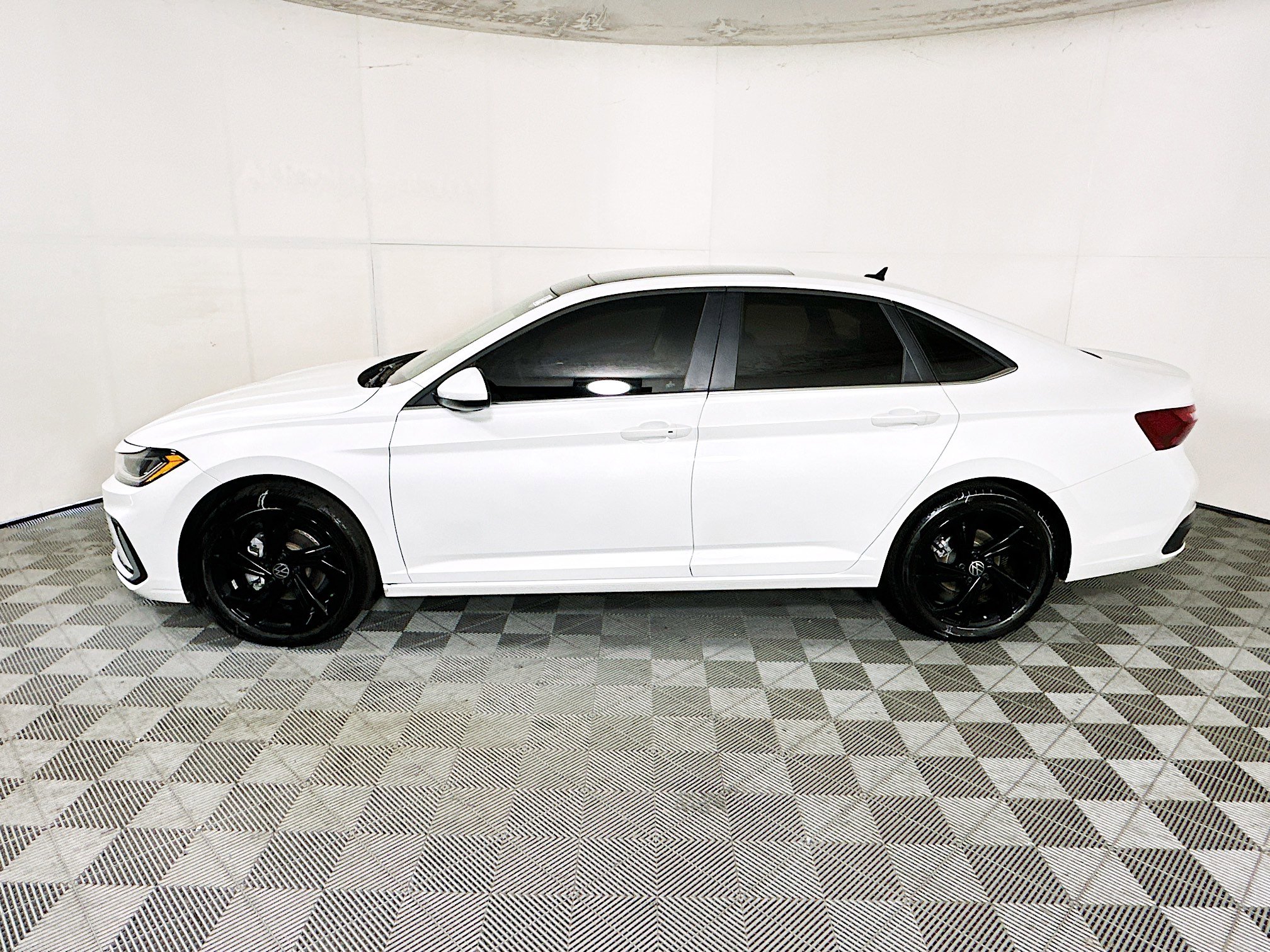 Used 2025 Volkswagen Jetta SE FWD image 6