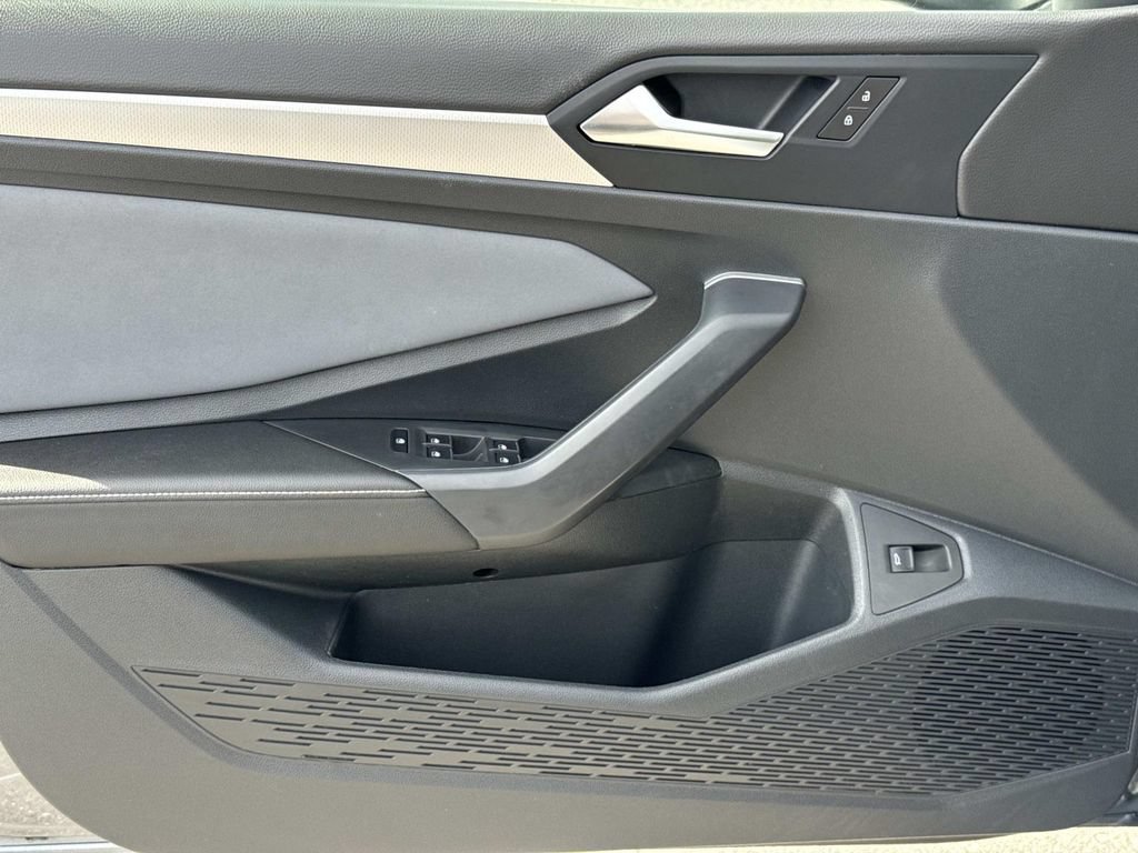 Used 2025 Volkswagen Jetta SE FWD image 18