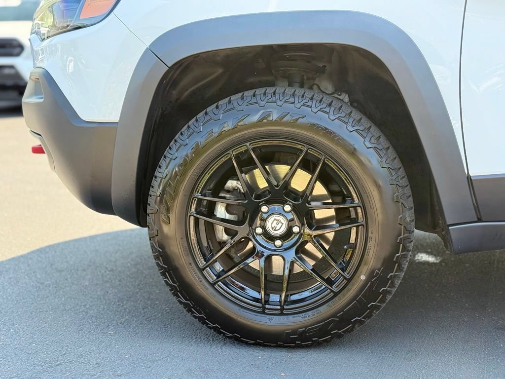 Used 2019 Jeep Cherokee Trailhawk w/ Comfort/Convenience Group AWD/4WD image 9