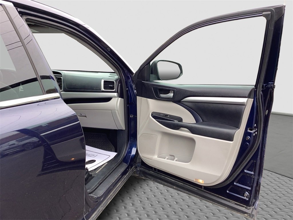 Used 2015 Toyota Highlander XLE image 28