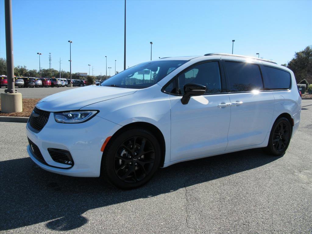 Used 2025 Chrysler Pacifica Limited image 3