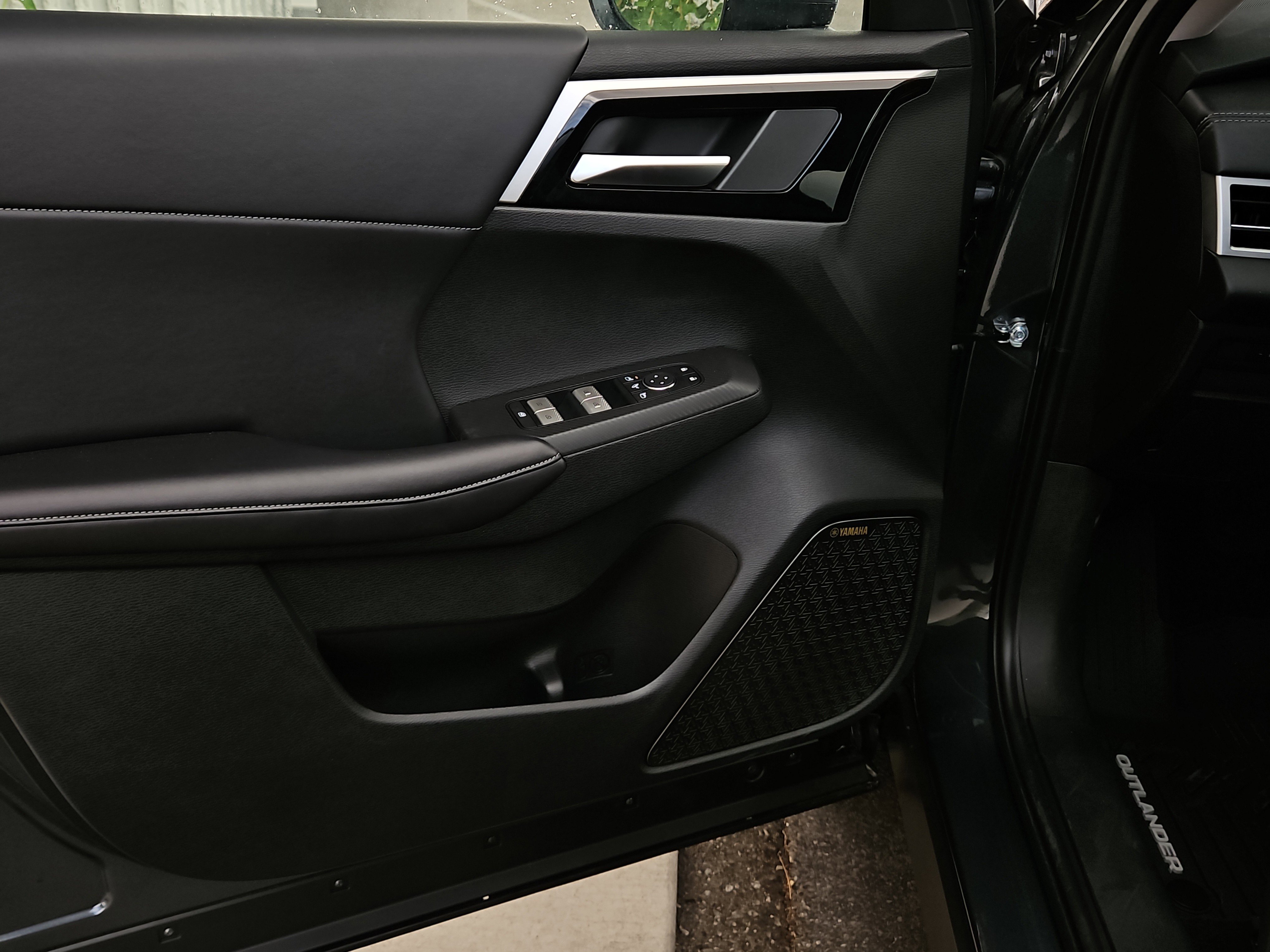 New 2025 Mitsubishi Outlander SE image 6