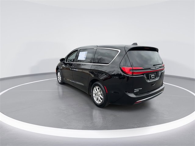Used 2024 Chrysler Pacifica Touring-L image 6