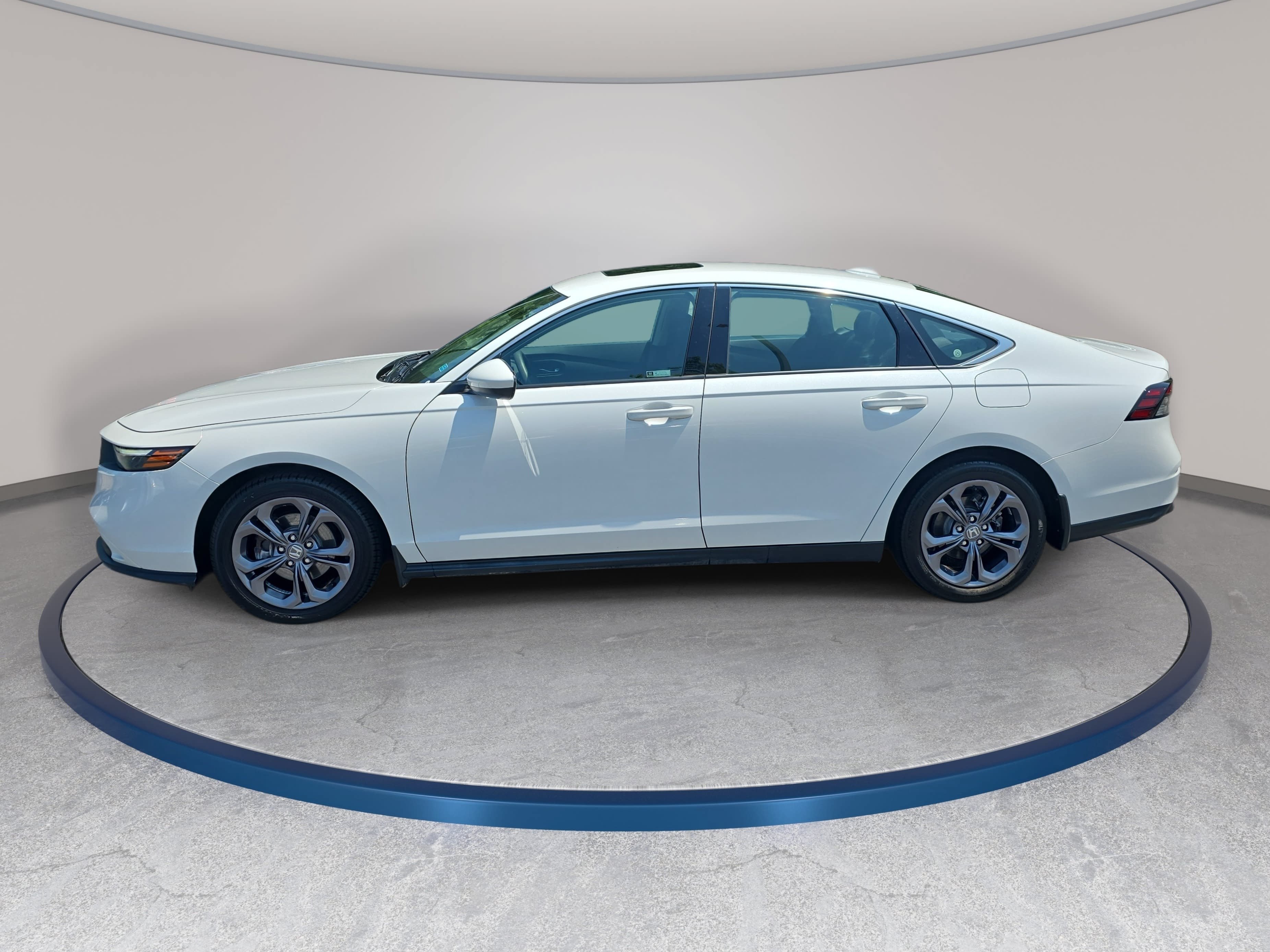 Used 2023 Honda Accord EX image 8
