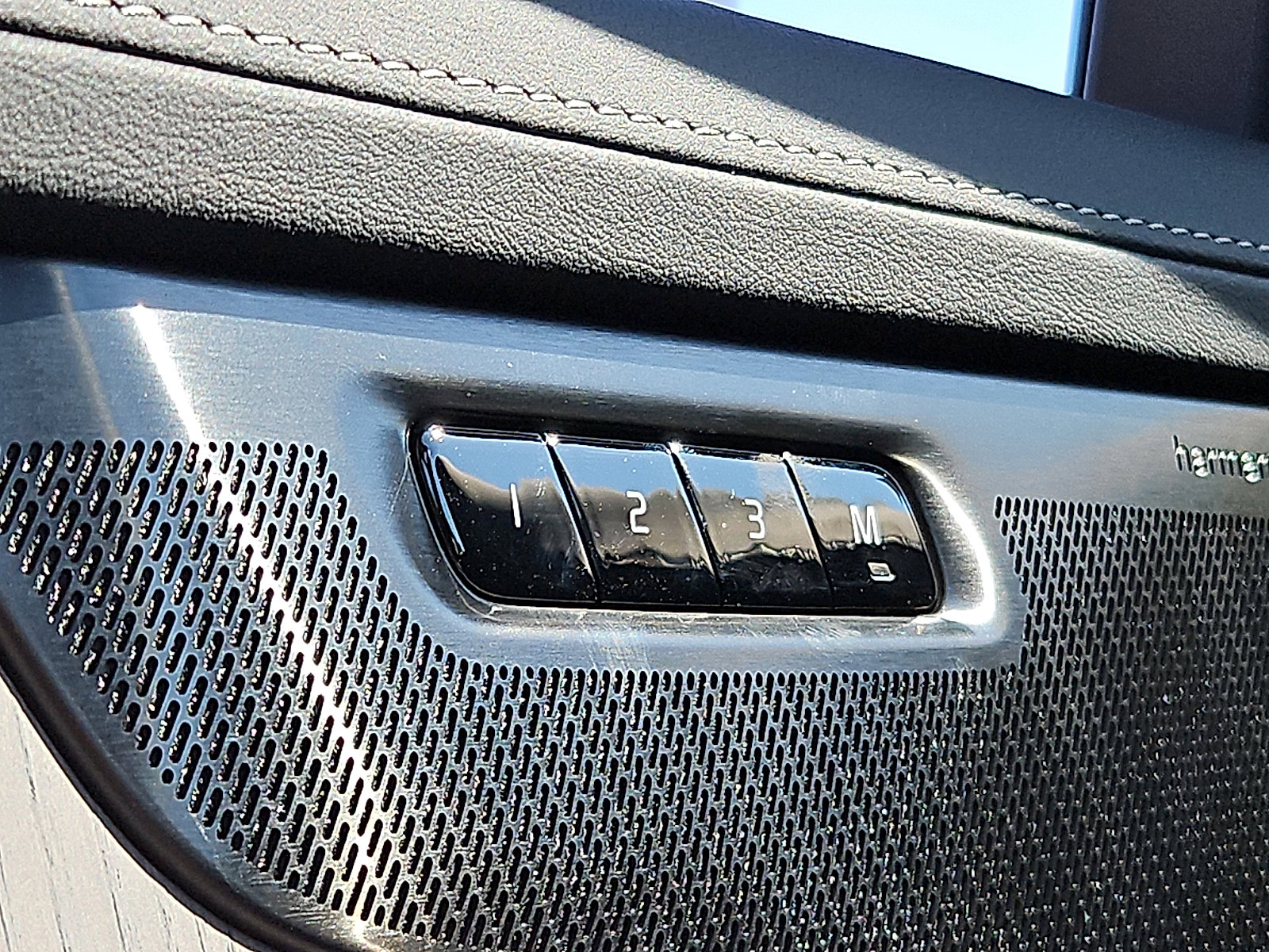 New 2026 Volvo XC90 B6 Ultra image 18